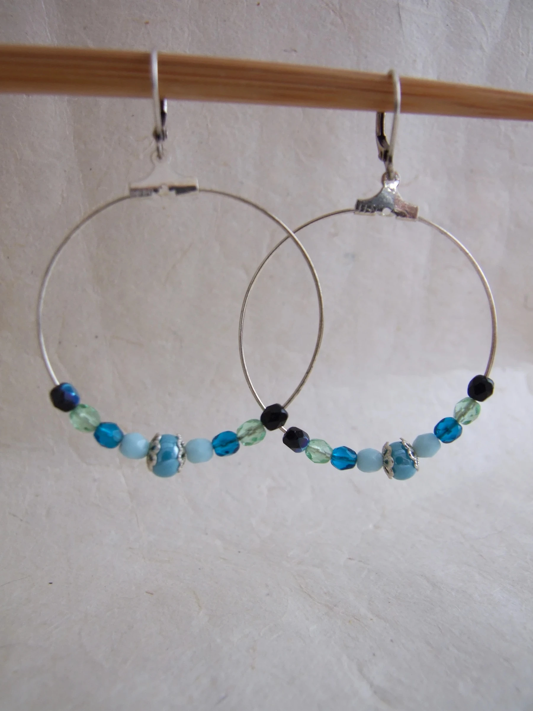 Boucles d'oreille créoles en perles de verre vertes et bleues, monture argentée
